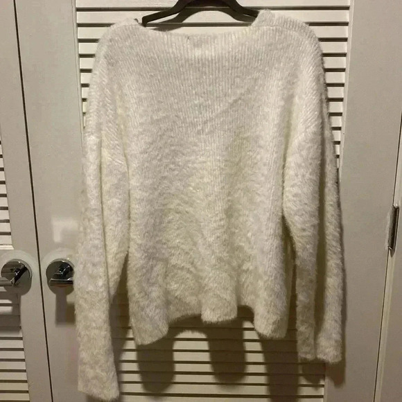 Stylish V White Sweater - Picture 3 of 4